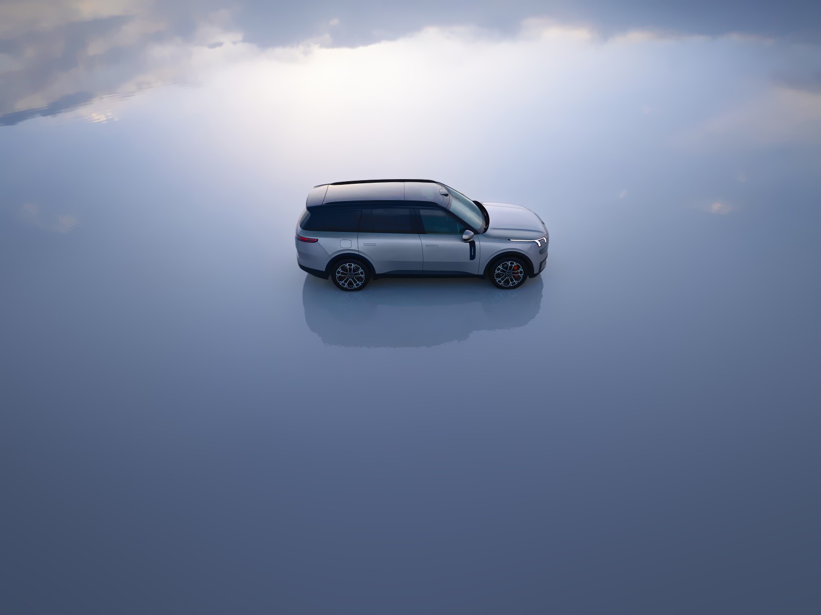 Lynk & Co 900 Base